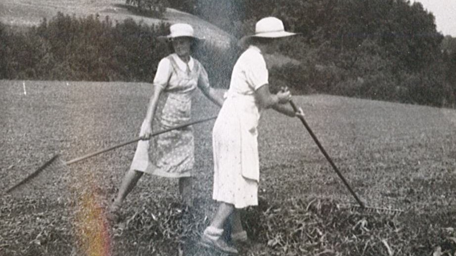 Alors que la plupart des travaux agricoles se font à la main ou avec l'aide d'animaux, les femmes participent aussi à la tâche. 